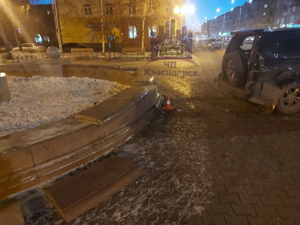 От удара пострадал фонтан Фото: соцсети