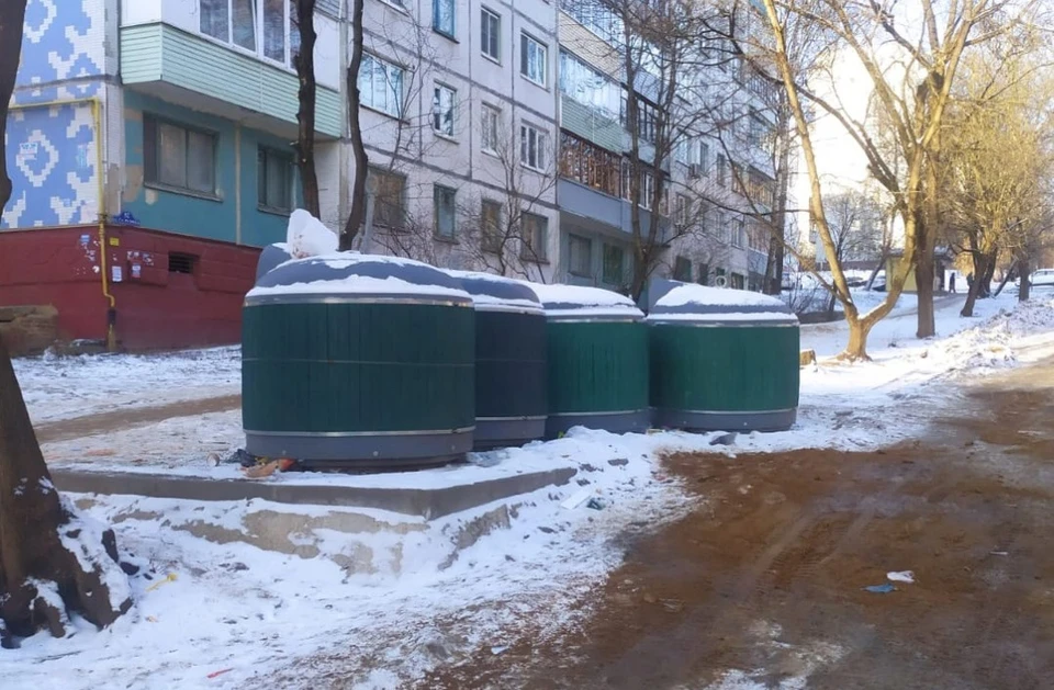 Помехой для уборки контейнерных площадок стали обледенелые дороги и припаркованные автомобили