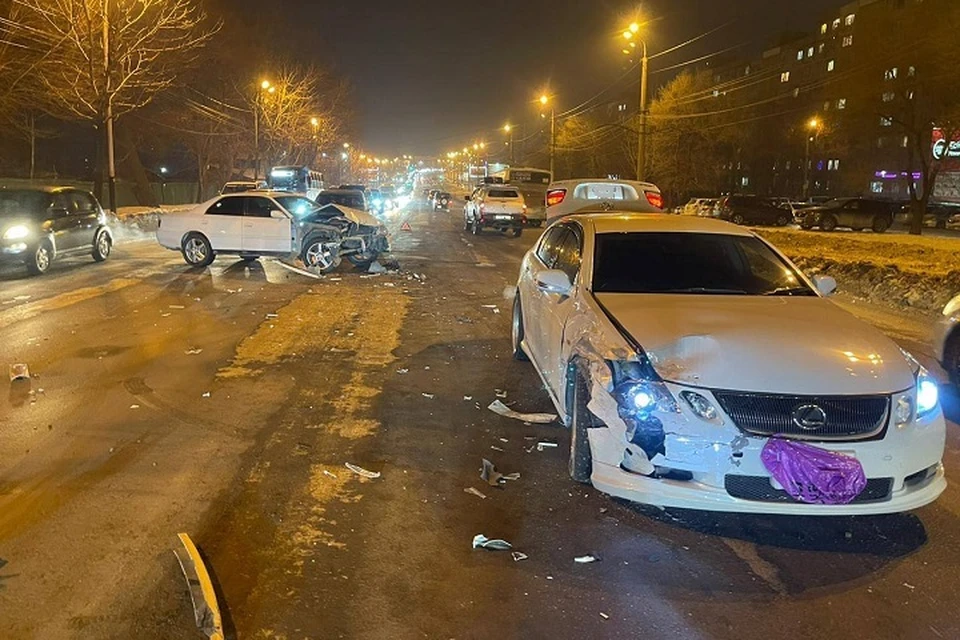 Две иномарки перекрыли одну из главных улиц Хабаровска в результате аварии