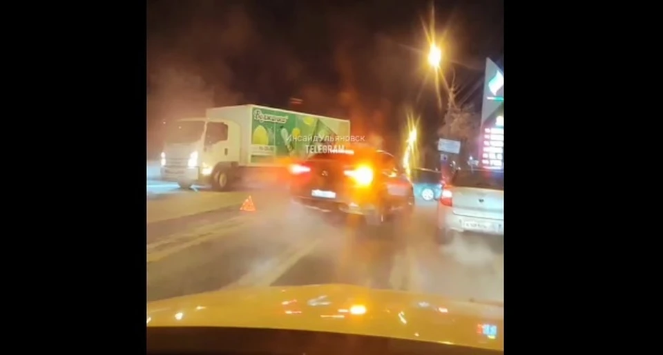 11 января в Ульяновске на проспекте Гая столкнулись легковушка и грузовая машина