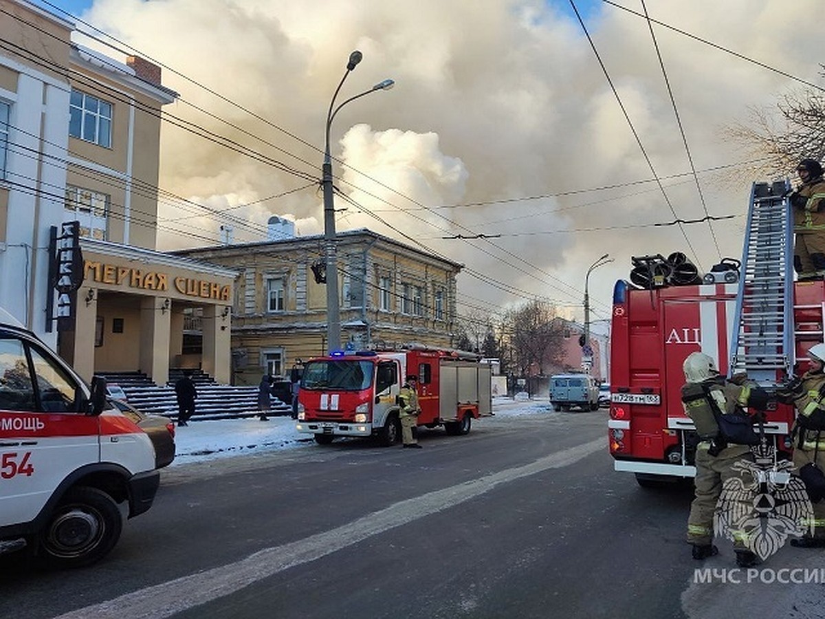 Пожар в старом городе в Самаре 11 января 2023 года: горит жилой дом на ул.  Некрасовской рядом с театром «Камерная сцена» - KP.RU