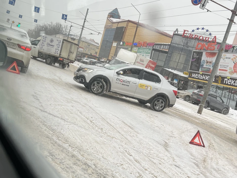 Четыре автомобиля столкнулись возле ТЦ «Европа» в Смоленске.