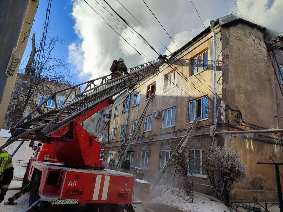 Пожарные продолжают бороться с огнем в трехэтажном жилом доме в историческом центре Самары