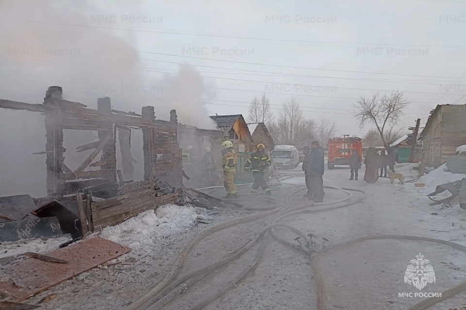 Фото с места пожара, где загорелись сразу 3 частных дома в Новосибирске, показали в МЧС. Фото: ГУ МЧС НСО.