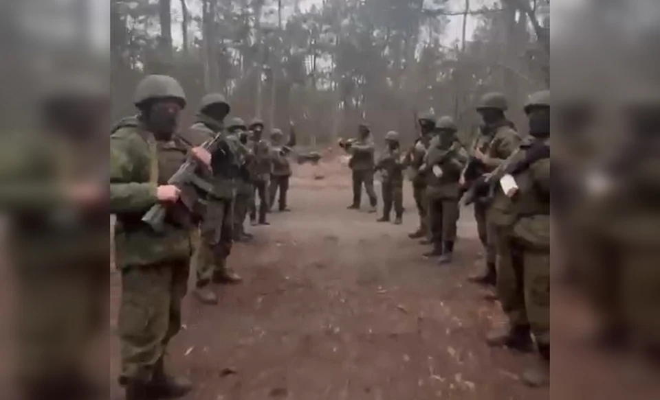 Российских военных так растрогали подарки крымских кадетов, что они записали ребятам ответное видео. Фото: скриншот из видео
