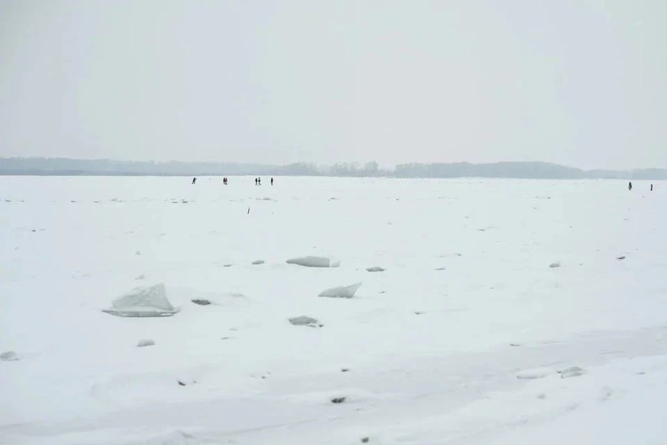 Толщина льда на Куйбышевском водохранилище составляет 26-43 см, на Саратовском — до 50 см