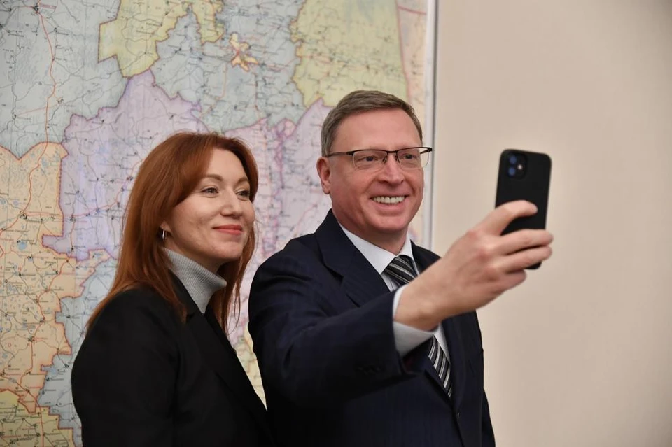 С губернатором Бурковым - глава омского ЦУР Ольга Боровская.