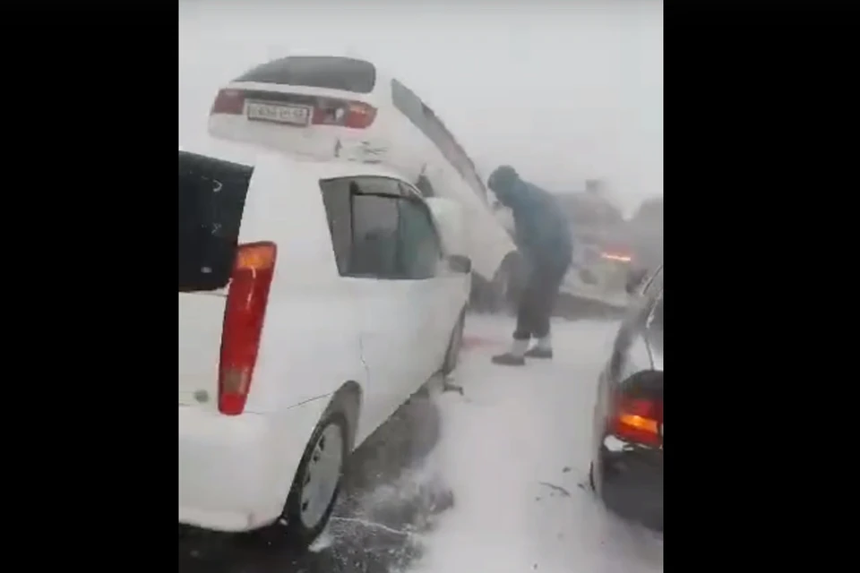 ДТП на Павловской трассе. Скриншот видео со страницы группы "Инцидент Барнаул"