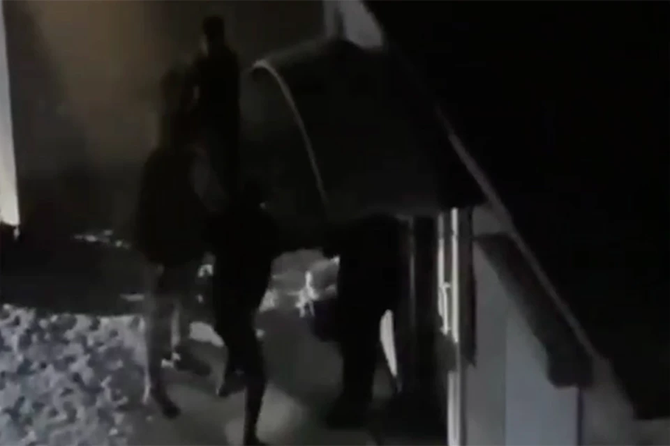 Жертвами четырех нападавших стали двое мужчин Фото: скриншот из видео