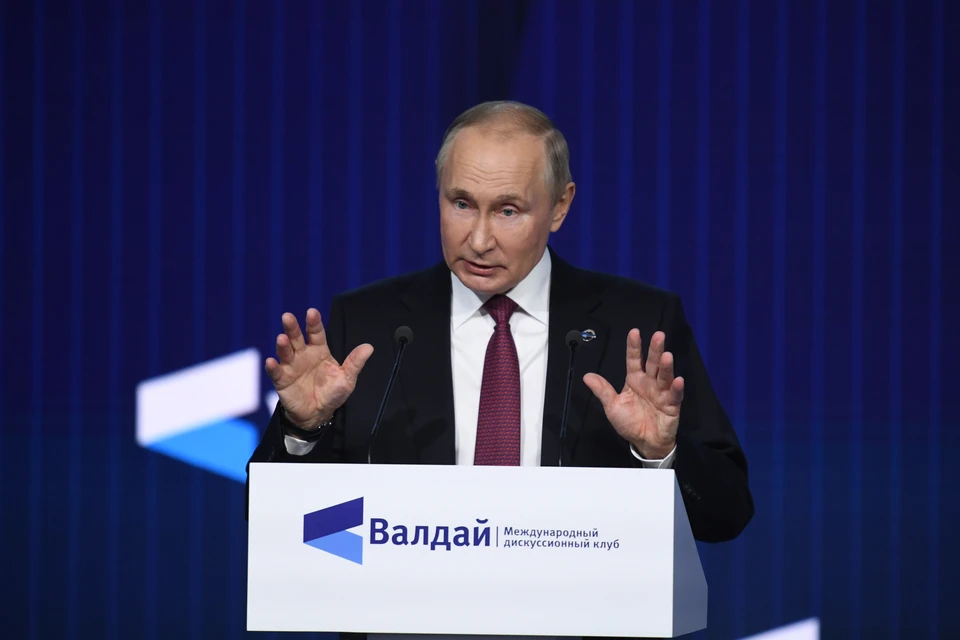 Пресс-секретарь президента Дмитрий Песков подтвердил участие Владимира Путина в памятных мероприятиях в Петербурге.
