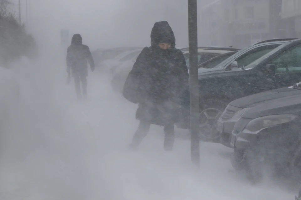 Новосибирск накрыло ураганным ветром.