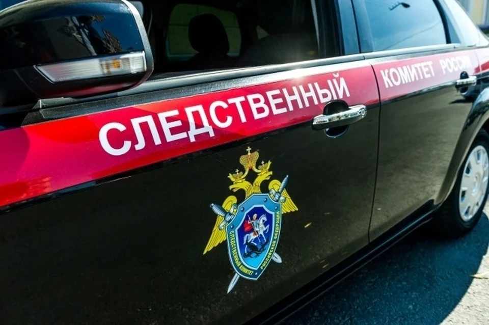 Под окнами многоэтажки в Заельцовском районе Новосибирска нашли тело женщины.