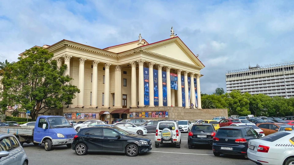 Здание Зимнего театра в Сочи.