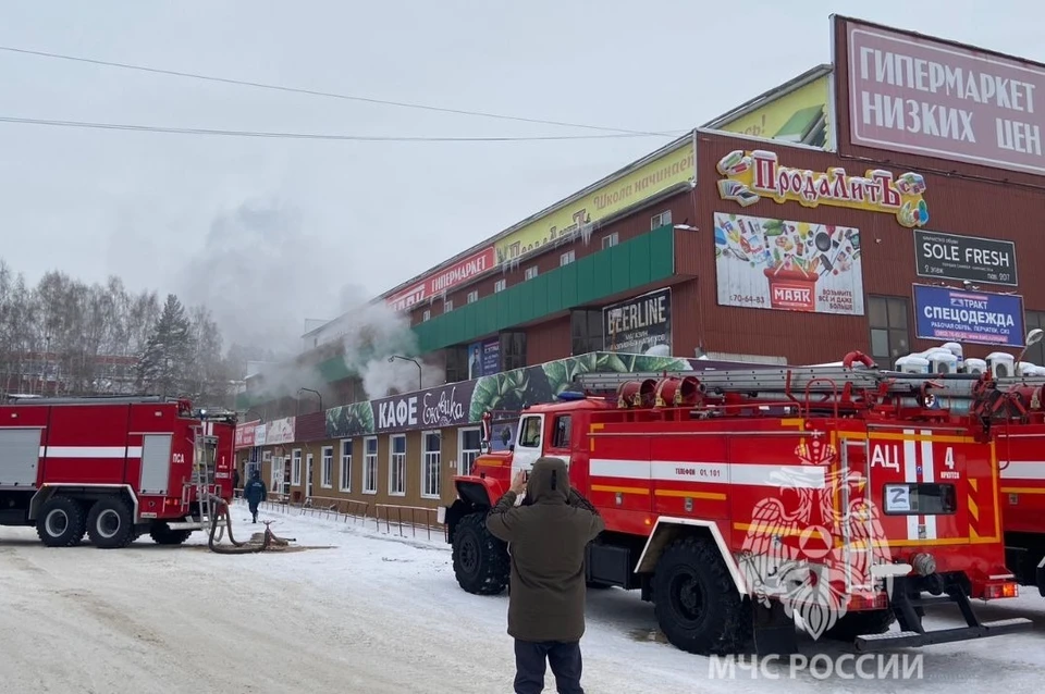 Пожар потушили в тороговом центре в Иркутске 17 января
