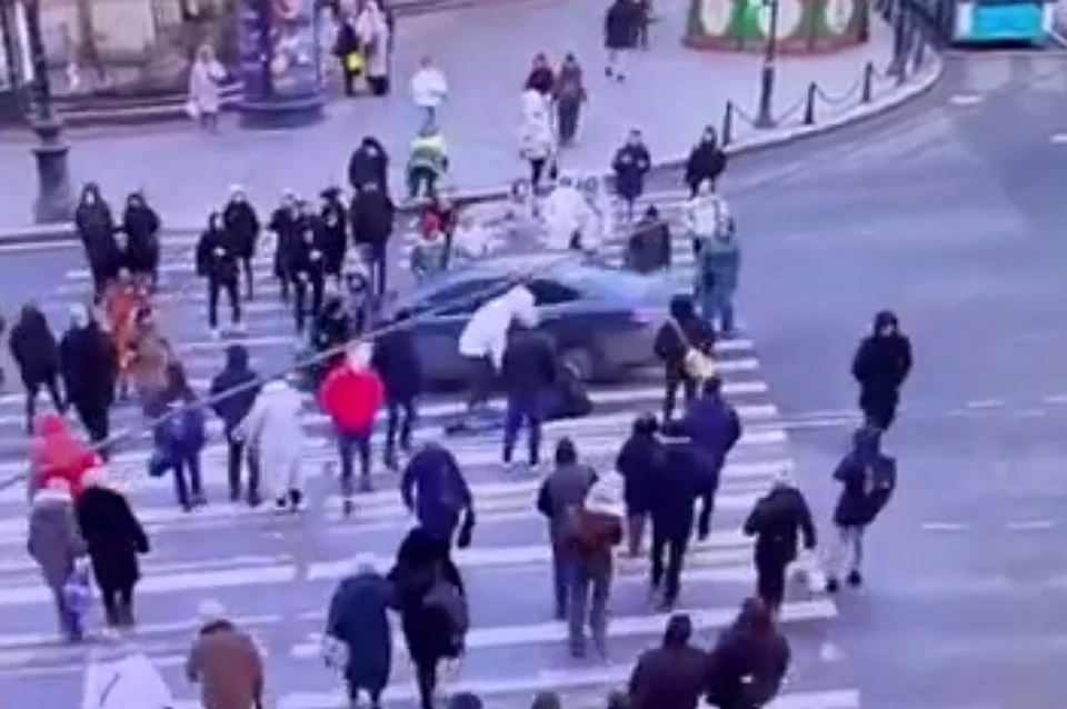 Водитель сбил пешеходов на площади Восстания. Фото: Скриншот из видео