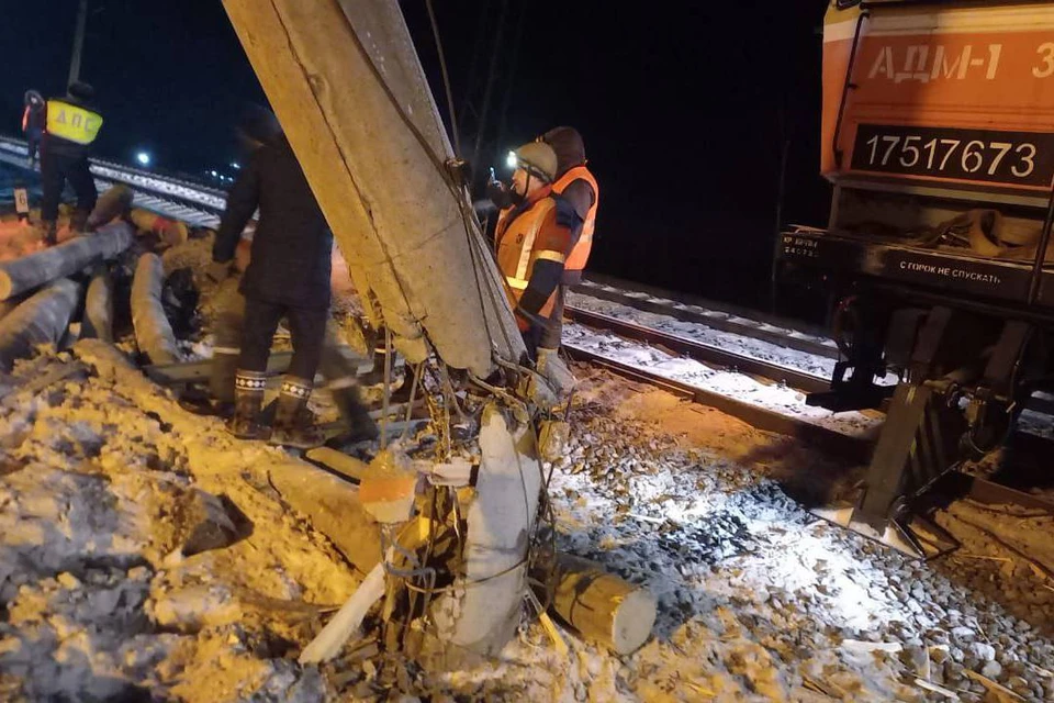 Перевернувшийся грузовик повредил железнодорожные пути в Куйтунском районе. Фото: Восточно-сибирская транспортная прокуратура