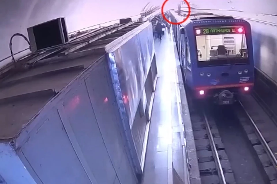 Полиция задержала подростка, который прыгал по крышам вагонов метро на станции Киевской в Москве Фото: стоп-кадр из видео