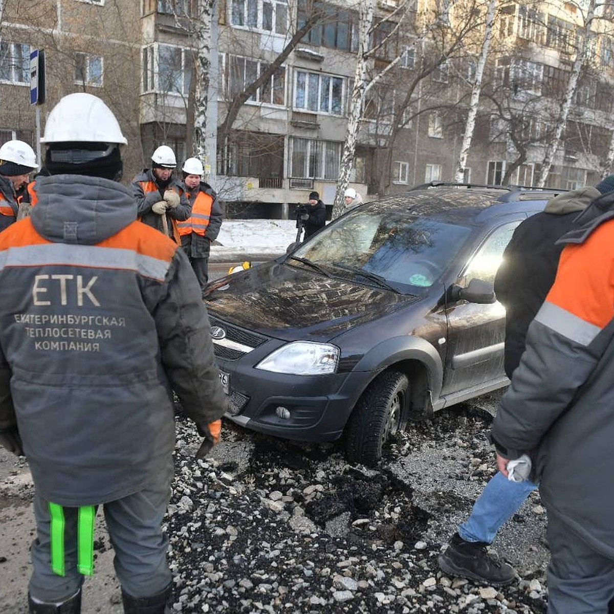 Из-за прорыва трубы улицу Советскую окутал пар, а машина провалилась под  асфальт - KP.RU