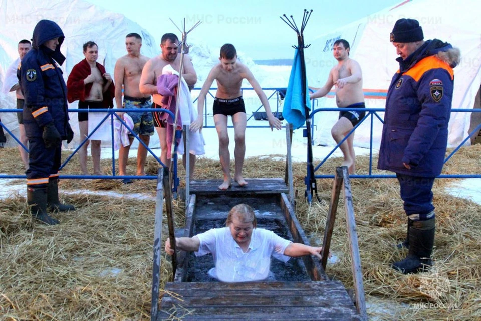На Крещение 19 января в прорубях уже искупались более 10 тысяч новосибирцев. Фото: ГУ МЧС России по НСО