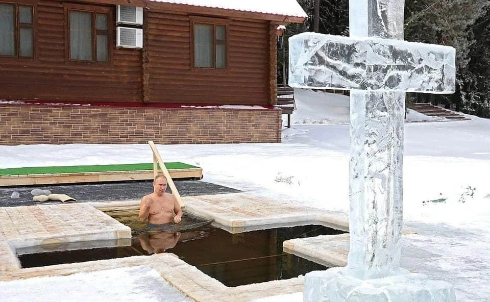 Владимир Путин принял участие в крещенских купаниях. Фото: Пресс-служба Кремля (2022)