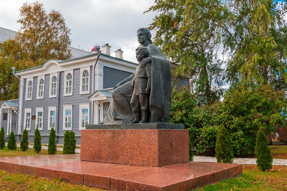 Скульптура "Володя с матерью Марией Ульяновой" в городе Ульяновске.