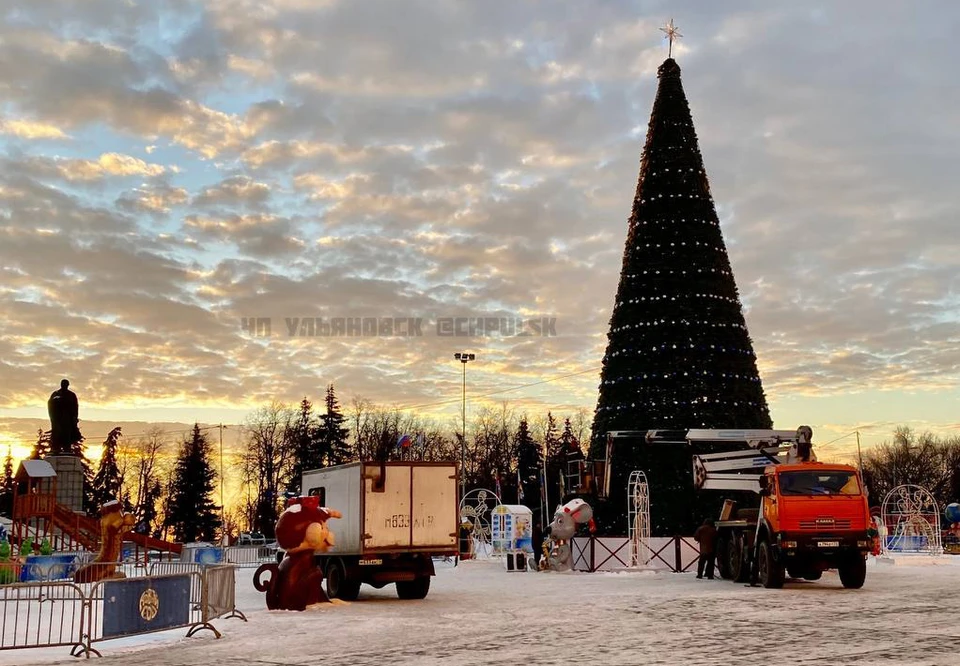 На Соборной площади Ульяновска демонтируют новогоднюю елку