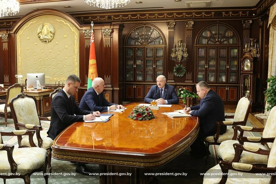 В кабинете Лукашенко устанавливают белорусский компьютер Horizont вместо Apple. Фото: president.gov.by