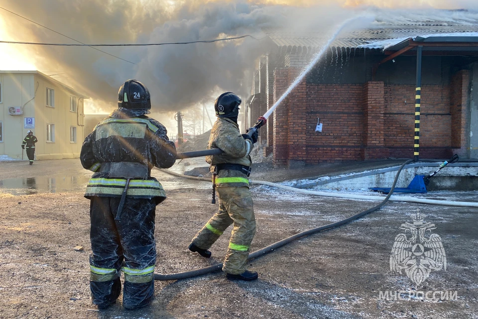 Отважная работа пожарных. Фото: ГУ МЧС по Приморскому краю.