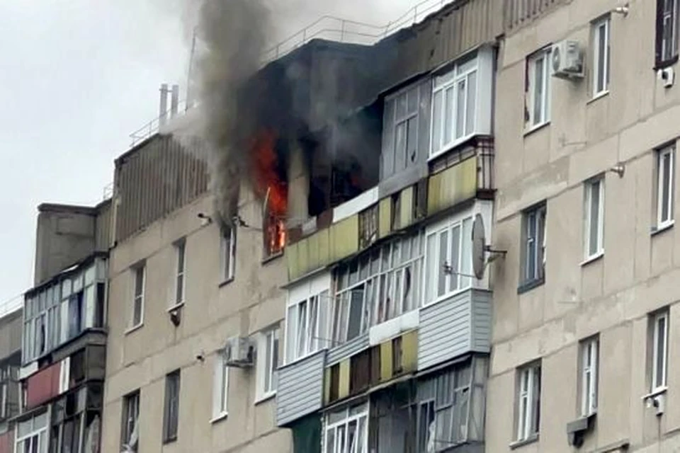 В ведомстве сообщили, что огонь уничтожил 16 квадратных метров жилья.