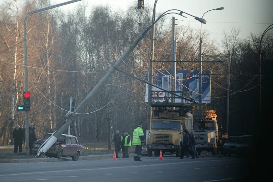 Таксист въехал в столб после столкновения с машиной в Хабаровске. Тематическое фото