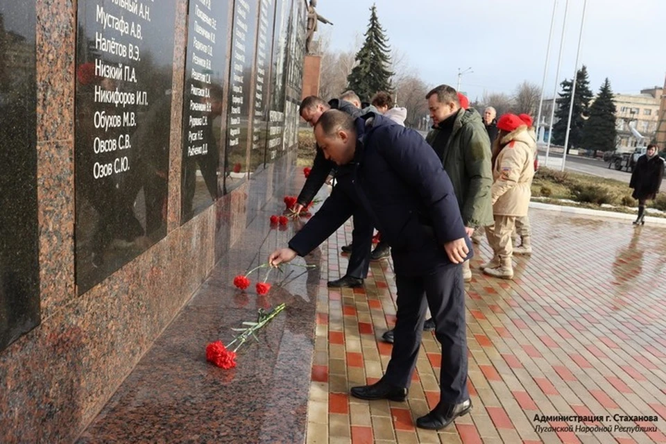 В памятный день жители несли цветы к Мемориалу памяти жертв украинской агрессии и погибших бойцов ополчения. Фото: АГ Стаханова
