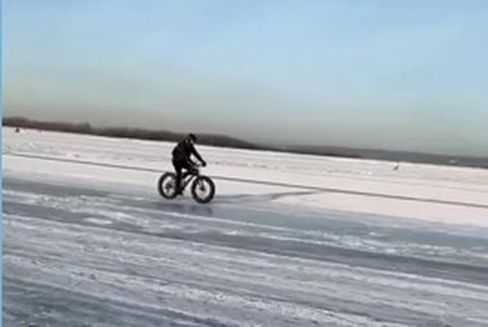 Велосипед на льду - это красиво, но не безопасно. Фото: скрин видео