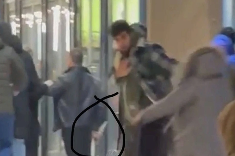 Поножовщину устроила агрессивная толпа у бара на Вокзальной магистрали в Новосибирске. Фото: "Инцидент Новосибирск".