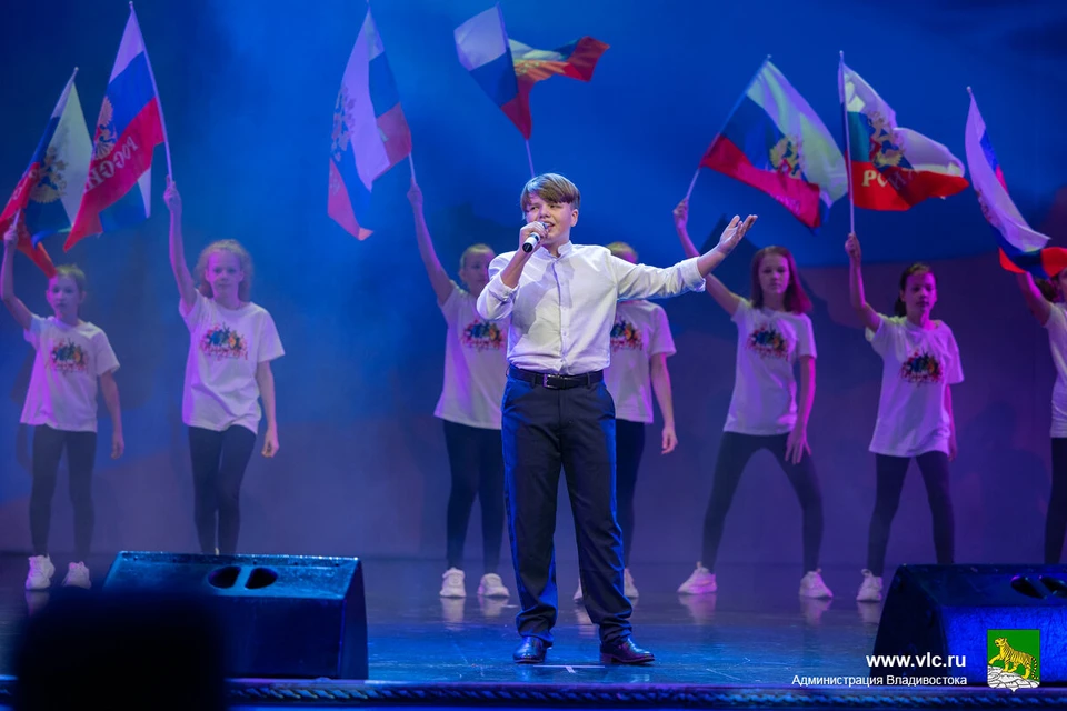 На концерте выступали творческие коллективы Владивостока и Артема.