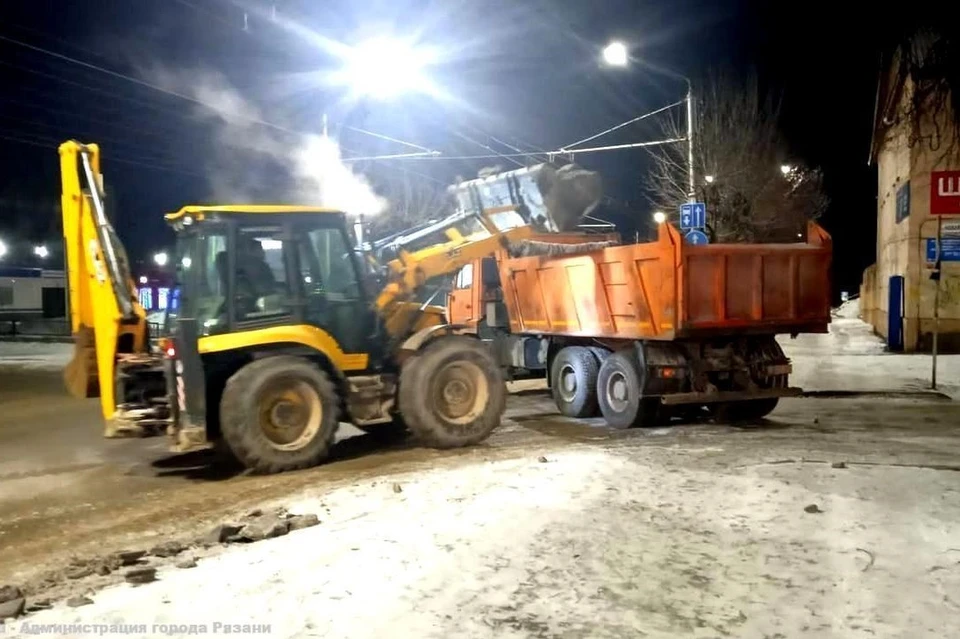 В Рязани продолжают бороться с гололедом на дорогах и тротуарах. Фото: администрация Рязани.