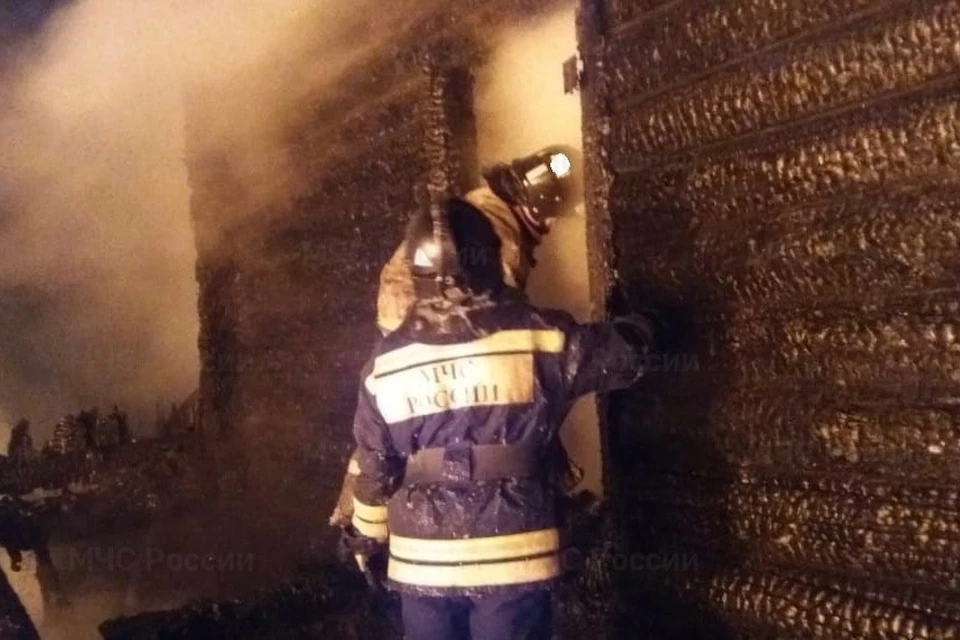 Тушить пожар прибыли восемь спасателей. Фото: ГУ МЧС по Свердловской области