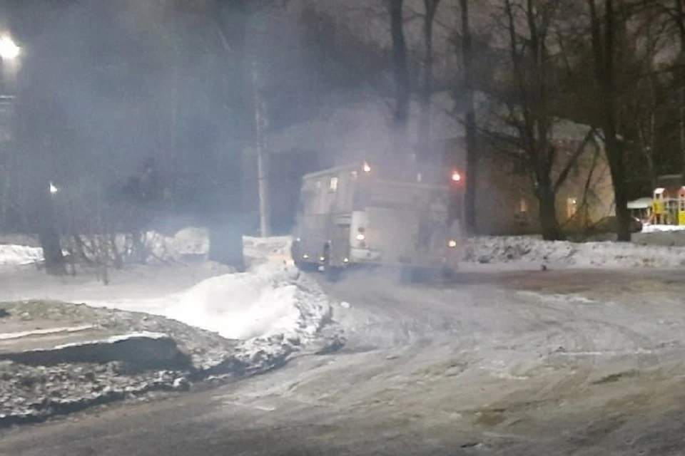Автобус №26 оставлял за собой шлейф дыма. ФОТО: группа "Жесть Ярославль" ВКонтакте