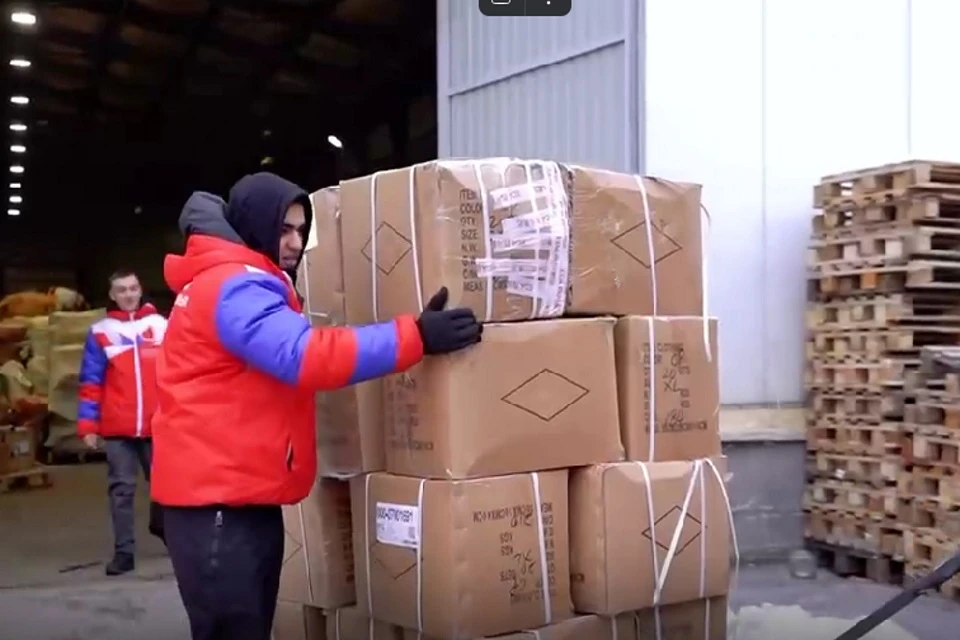 Упаковкой и погрузкой товаров на складах занимались волонтеры. Фото: телеграм-канал Андрея Воробьева