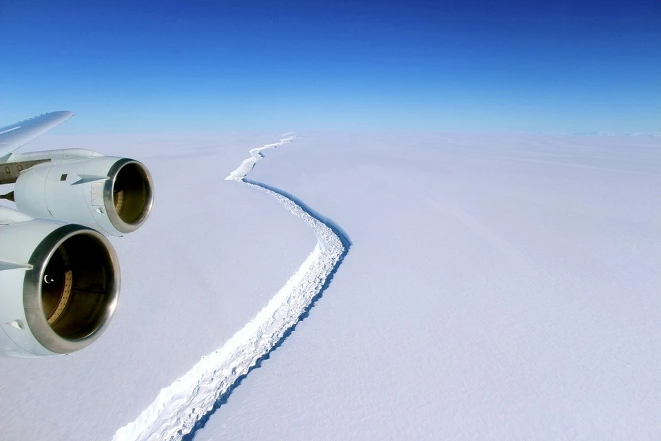 Айсберг размером с Лондон откололся от ледника в Антарктиде около базы Британии