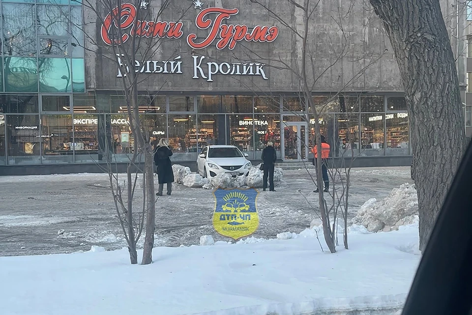 В Мурманске машину замуровали из-за неправильной парковки. Фото: vk.com/murmansk_dtp