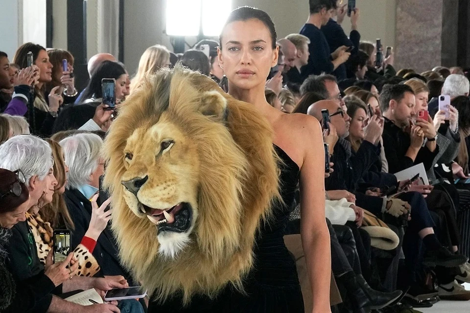 Ирина Шейк вышла на подиум в платье с головой льва от Schiaparelli. Фото: EAST NEWS