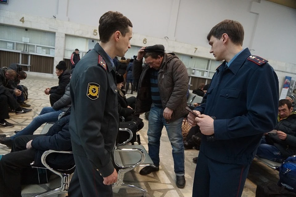 Иностранец пытался подкупить сотрудника миграционной службы в Комсомольске