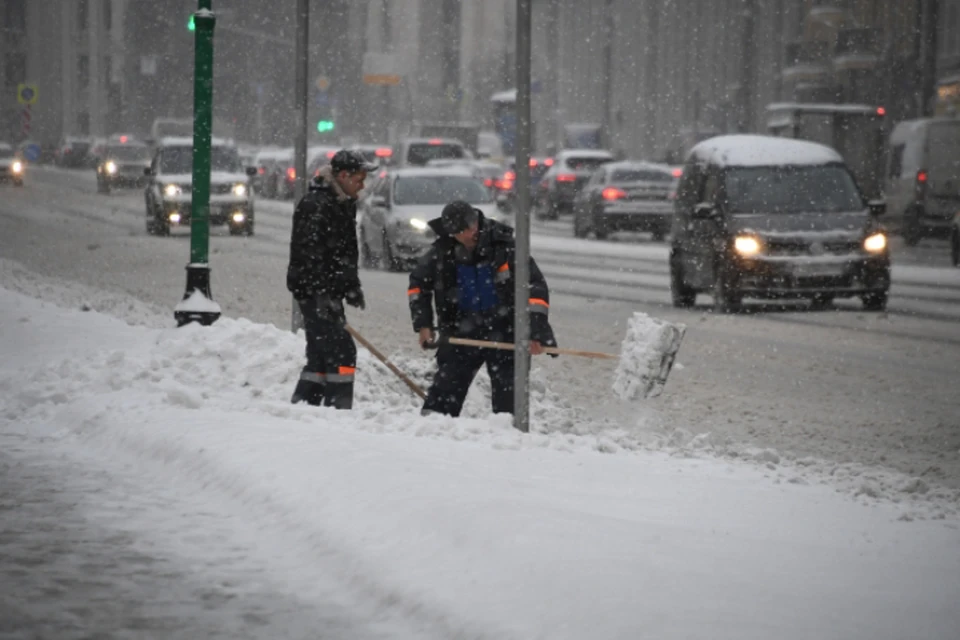 В Кирове продолжается вывоз снега с улиц города.