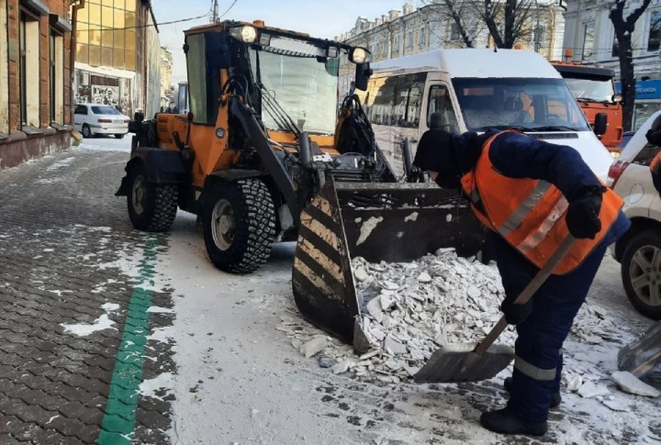 Уборка снега в Иркутске ведется на многих улицах.