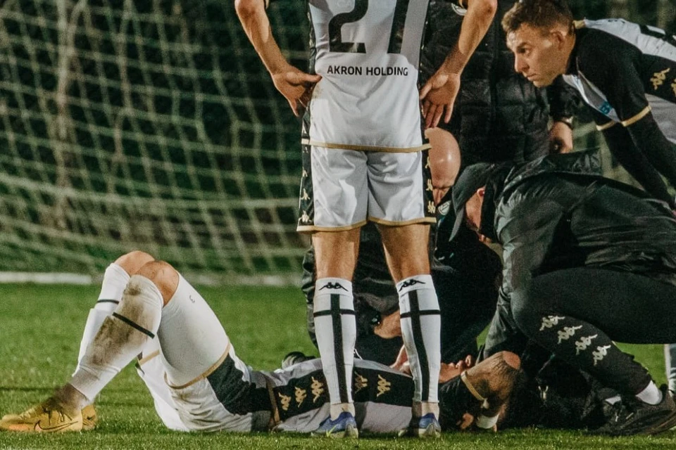 Даниле Сагуткину разбили голову на последних секундах матча. Фото: ФК "Акрон"