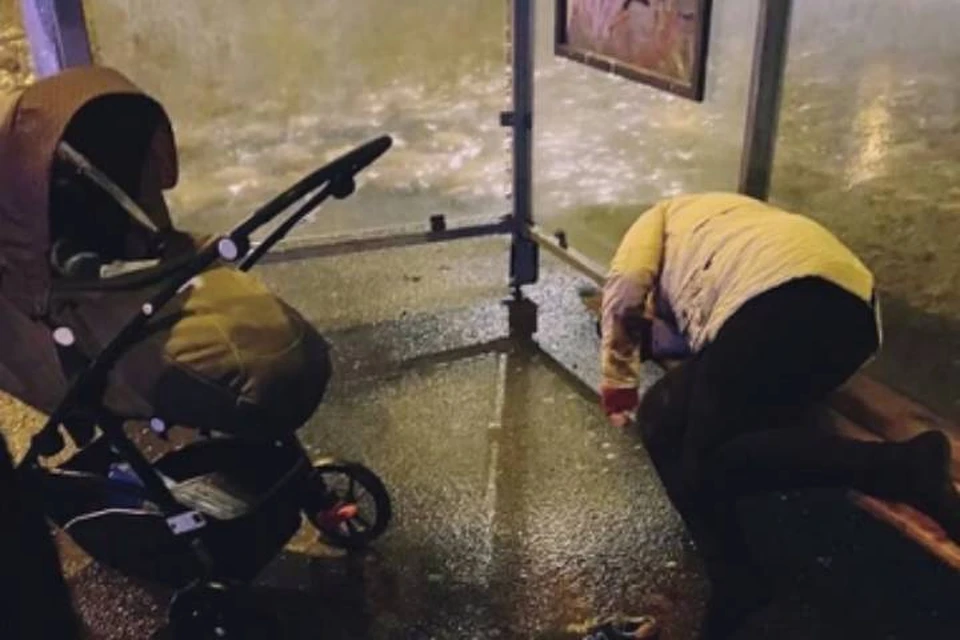 Замерзающего в коляске младенца нашли с пьяной матерью в Петербурге