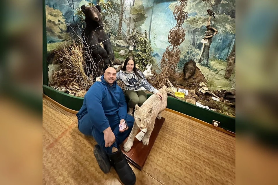 Экс-звезда шоу «Дом-2» с супругой в музее в Кавалерово. Фото: страничка Глеба Жемчугова в социальных сетях.