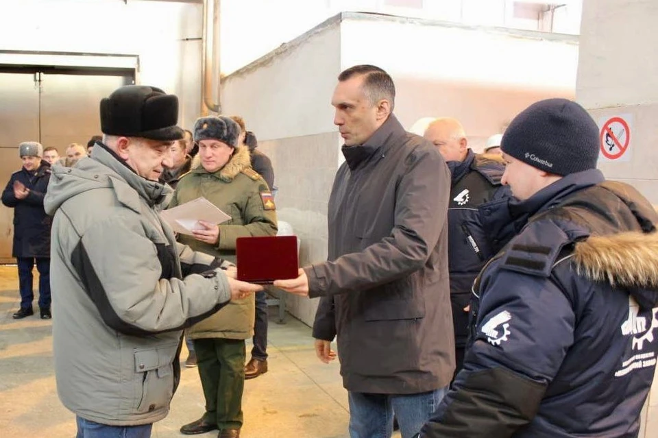 Работников наградили прямо в цеху во время рабочей смены. Фото: Василий Козупица