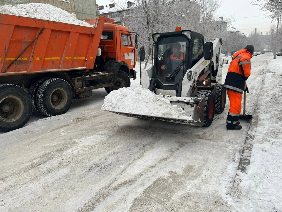 В Красноярске администрация продолжает бороться со снегом и наледью на дорогах Фото: Управление дорог, инфраструктуры и благоустройства