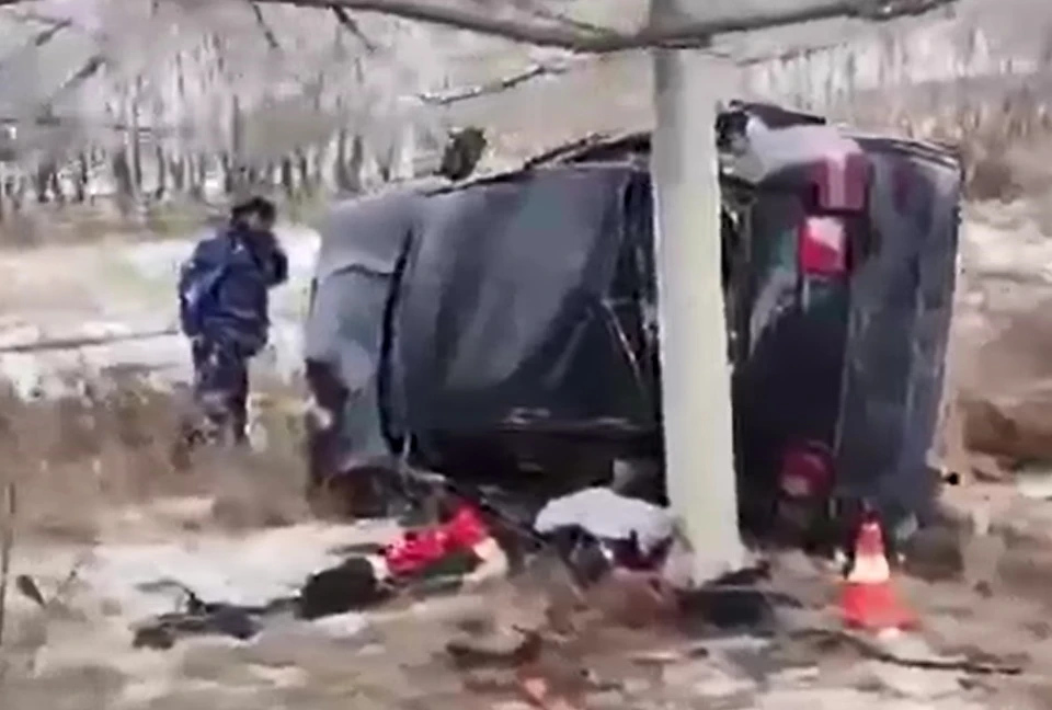 В Волгограде 22-летний водитель ВАЗа врезался в столб и погиб